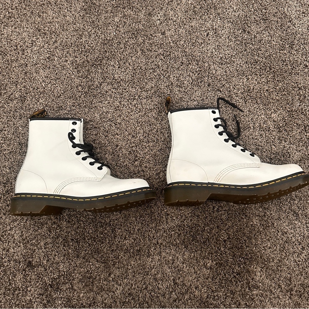 Dr. Martens Leather White Boots Black Laces Woman Sz 8 Yellow Stitching Classic - Picture 3 of 15